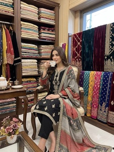 Conjunto de Kurta Tradicional Negro Bordado con Dupatta para Mujer, Estilo Indio-Pakistaní para Bodas, Corte Regular - Product Image 2