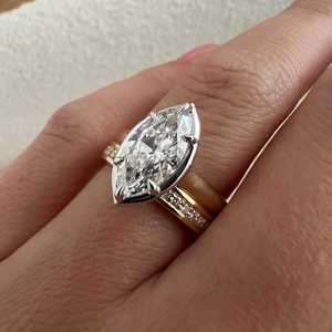 Anillo de compromiso de 2 quilates con diamante de laboratorio marquesa E VVS2, engaste de bisel con puntas, ajuste catedral, 3 mm, bisel de platino - Product Image 4