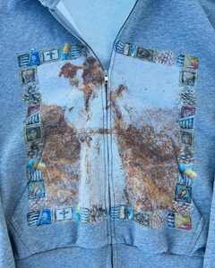 Sudadera con capucha gris para hombre con cremallera, estampado por sublimación de iconos religiosos, diseño con efecto de mancha de óxido, corte casual regular, cuello redondo - Product Image 2