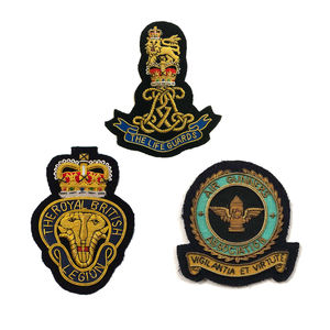 Insignias Bordadas a Mano Personalizadas para Blazers con Tela de Lona, Escudo Táctico de Alta Calidad con Hilo Dorado para Universidad, Venta al Por Mayor - Product Image 5