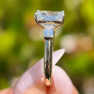 Anillo de Compromiso y Boda Clásico de Lujo con Diamante Ovalado de 3.75 Quilates Cultivado en Laboratorio, Certificado IGI, Chapado en Oro de 14K y Engaste Invisible - Product Image 6