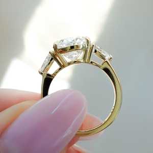 Anillo de Compromiso de Oro Sólido de 14k y 18k con Diamante Ovalado Cultivado en Laboratorio de 2.00ctw, Tres Piedras en Forma de Pera, Anillo de Boda Solitario, Certificado IGI - Product Image 6