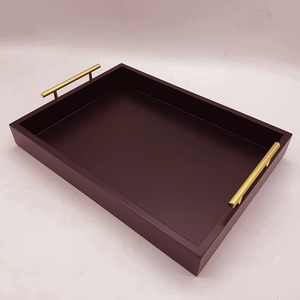 Plateau de service rectangulaire en bois et métal, écologique et durable, avec poignée dorée, design moderne et luxueux pour la maison, l'hôtel et la table. - Product Image 4