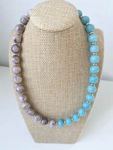 Collar de Resina Hecho a Mano con Colgante Ovalado Azul Cielo, Joyería de Moda Personalizada para Mujer, Cadena Ajustable, Regalo de Lujo APEX ALIGN - Product Image 3