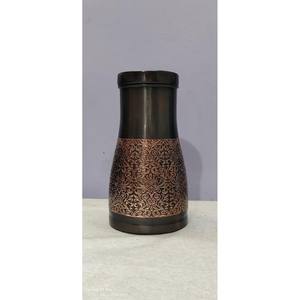 Carafe en cuivre gravée, magnifiquement conçue, favorisant les bienfaits ayurvédiques pour la santé, fabriquée par KHOOSI OVERSEAS. - Product Image 1