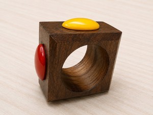 Anillo para Servilletas de Madera Moderno, Diseño de Cubo Hueco con Detalles Rojos y Amarillos - Product Image 1