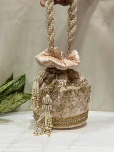 กระเป๋ากำมะหยี่บลัชออนประดับด้วยดอกไม้ zari ประดับด้วยไข่มุกประดับพู่สำหรับเทศกาลอุปกรณ์เสริมมือจับสำหรับเจ้าสาว - Product Image 4