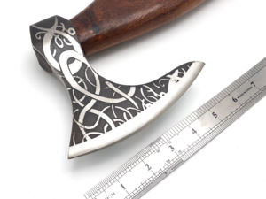 Hacha de Acero al Carbono Hecha a Mano de Grado Industrial con Doble Hoja y Mango de Madera, Personalizable, de la Marca SHORT SIGN INDUSTRY - Product Image 2