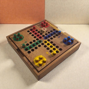 Juego de Mesa Ludo de Madera Hecho a Mano con Fichas Coloridas, Diversión Familiar Perfecta y Estrategia Moderna para Todas las Edades - Product Image 1