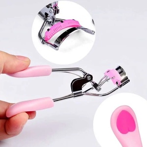 Recourbe-cils rose avec poignée et pince en acier inoxydable pour un recourbement précis des cils - Product Image 2