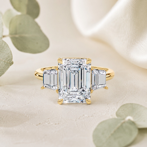 Meilleur Prix Bague de Luxe en Argent 925 Plaqué Or 18K avec Diamant de Laboratoire Tri Stone Taille Émeraude Fantaisie, Clarté VVS1-VS1, 11x8mm, Certifié IGI - Product Image 1