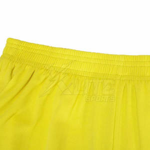 Maillot et short de football légers avec technologie de séchage rapide, tissu en maille respirant, idéal pour les températures chaudes et les matchs intenses - Product Image 6