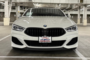 Véhicule d'occasion de luxe hybride sans accident B-M-W M850i xDrive Cabriolet à prix abordable - Product Image 4