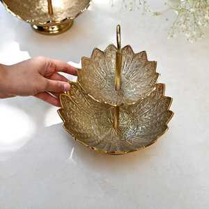 Plateau décoratif doré tendance avec motif floral gravé en forme de feuille, design traditionnel, emballage individuel - Product Image 1