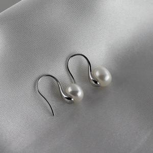ต่างหูมุกน้ำจืดคุณภาพสูง 7-8 มม. ดีไซน์ห้อยระย้า รูปทรงรองเท้าส้นสูง ไร้ตำหนิ  เครื่องประดับสุดหรู ทันสมัย - Product Image 3