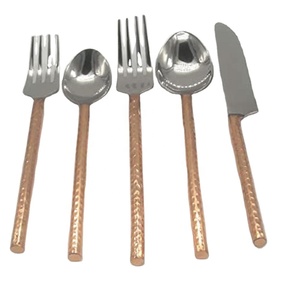 ชุดช้อนส้อมสแตนเลสสตีลสีโรสโกลด์ ด้ามจับแบบตอกลาย  ชุดช้อนส้อมคุณภาพสูงสำหรับงานแต่งงาน บ้าน และโรงแรม - Product Image 1