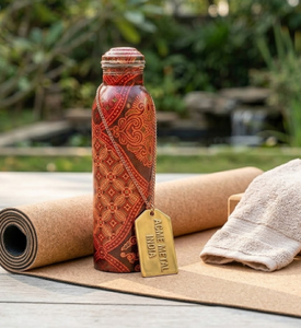 Botella de agua de cobre con estampado étnico, estilo Indo-Occidental único, ecológica, ideal para la hidratación diaria y viajes. - Product Image 1