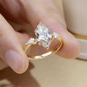 Anillo de Compromiso con Tres Diamantes Corte Marquesa en Oro Amarillo, Anillo de Diamantes Marquesa de Inspiración Vintage, Diamante Cultivado en Laboratorio - Product Image 2
