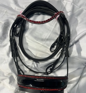 Bride de cheval western équestre en cuir durable avec logo personnalisé avec coutures fantaisie équitation course de chevaux utilisation stable vêtements personnalisés - Product Image 1