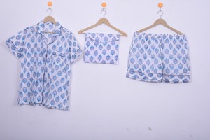 ชุดเสื้อและกางเกงขาสั้นลายดอกไม้สีน้ำเงินพร้อมกระเป๋าเข้าชุด - Product Image 2
