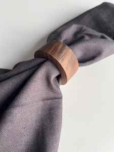 Anneaux de serviette modernes en résine écologique, décoration de table en osier, personnalisés pour une expérience culinaire élégante et raffinée par MS Handicraft - Product Image 3