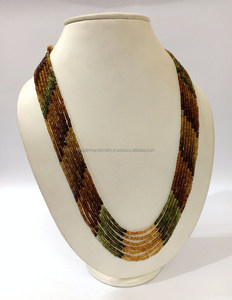 Collier chic en perles de verre avec un design multicolore et une texture lisse, idéal pour la mode moderne et les tenues audacieuses - Product Image 6