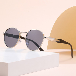 Gafas de sol retro con montura metálica y resistentes a los rayos UV para mujeres y hombres, gafas de sol de viaje a la playa modernas y lujosas - Product Image 4