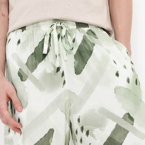 กางเกงขาสั้นลำลองสีเขียวอ่อนสำหรับผู้ชาย ผ้าโพลีเอสเตอร์ 100% เป็นมิตรกับสิ่งแวดล้อม แห้งเร็ว มีเชือกผูก เหมาะสำหรับใส่เที่ยวเล่นในฤดูร้อน - Product Image 4