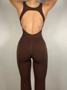 Maßgefertigter Großhandel Damen Nahtloser Yoga-Bodysuit Sexy Einteiliger Bauchkontroll-Jumpsuit mit ausgestelltem Bein - Product Image 4
