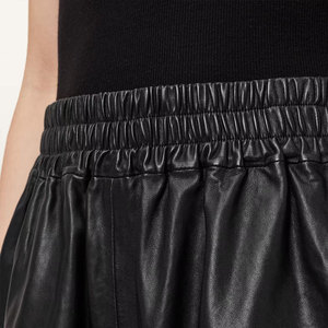 LUXE ATTIRE INDUSTRY กางเกงขาสั้นหนัง PU สำหรับผู้หญิง เอวสูง ยางยืด ใส่สบาย ทรงหลวม สีพื้น - Product Image 5