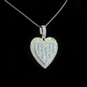 Colgante de Moissanita Baguette en Forma de Corazón con Incrustaciones de Diamantes, Plata de Ley 925 con Baño de Rodio, Regalo para Fiesta Hip Hop, Aniversario o Boda - Product Image 2