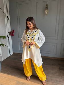 Kurta Moderna de Crepé Neutro Pesado con Bordado Blanco y Corte Holgado, con Salwar Farshi Amarillo para Mujer - Product Image 1