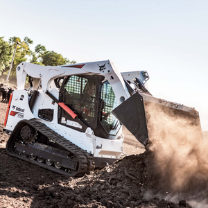 Cargadora compacta Bobcat T770 de alta capacidad, ideal para el manejo de suelos, transporte de grava y gestión de materiales en sitios de construcción. - Product Image 6
