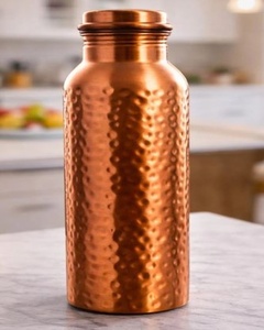 Bouteille d'eau en cuivre : Produit d'hydratation intelligent pour le commerce de détail, idéal pour l'extension de magasins, le branding lifestyle et les ventes rapides - Product Image 1