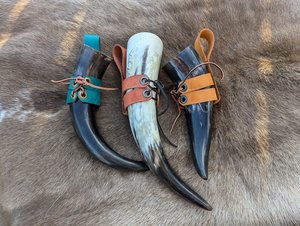 Corne à boire artisanale | Corne à boire viking 100% naturelle pour la bière |   Polie et ornée avec un support en métal. Avec étui en cuir offert. - Product Image 4
