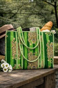 Sac fourre-tout élégant pour femme, grand format, imprimé floral bleu, matelassé, fermeture ouverte, en coton indien, lavable, pour le shopping quotidien et les voyages - Product Image 3