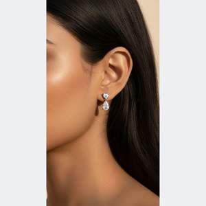 Boucles d'oreilles pendantes/linoïdes à deux pierres, 2,25 carats au total, en forme de cœur/poire, serties à griffes - Product Image 6