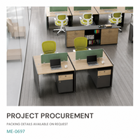 Poste de travail de bureau commercial moderne pour quatre personnes avec dessus en bois clair, panneaux de séparation verts et tiroirs de rangement pour dossiers