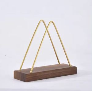 ที่ใส่กระดาษเช็ดปากโลหะรูปสามเหลี่ยมสีทองสำหรับร้านอาหาร คาเฟ่ โรงแรม พร้อมฐานไม้ - Product Image 3