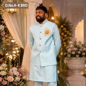 Kurta traditionnel pour homme en tissu Lilan avec motifs de designer élaborés, vêtement ethnique haut de gamme pour mariage et fête par Royal Export - Product Image 2