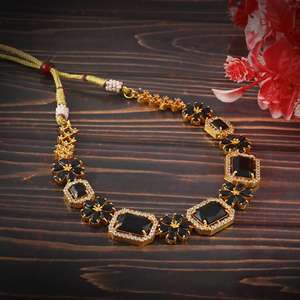 Ensemble collier et boucles d'oreilles Seaila en laiton plaqué or, onyx noir et zircon - Réglable - Design géométrique tendance pour mariage indien - Product Image 2