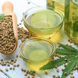 Huile de graines de chanvre biologique pressée à froid, huile de qualité alimentaire naturelle, riche en oméga 3, 6 et 9 pour les soins de la peau, des cheveux, le bien-être et la nutrition - Product Image 1