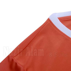 Ensemble d'uniformes de football personnalisables pour hommes – Maillot et short sur mesure pour équipes, ligues, clubs – Durables et légers - Product Image 5