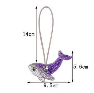 Porte-clés et breloques de poignet vintage faits main, ornés de strass multicolores et de lettres initiales de l'alphabet, couleur blanc et violet, style 'Fish'. - Product Image 1