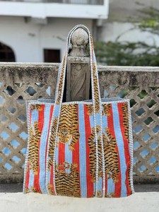 Bolso de Hombro Acolchado de Terciopelo Estampado a la Moda para Damas, Ligero y Cómodo de Llevar - Product Image 2
