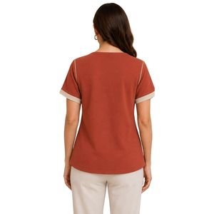 Camiseta de Manga Corta con Cuello Asimétrico para Mujer, Color Naranja Óxido, con Detalle de Botones en Contraste, Estilo Casual de Verano, Personalizable, Venta al Por Mayor - Product Image 2