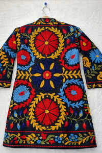 Chaqueta Larga Bordada a Mano Suzani con Logotipo Personalizado, Diseño Floral, Acolchada, de Cuero y Tela Tejida, Rellena de Algodón, con un Solo Botón, para Mujer - Product Image 4