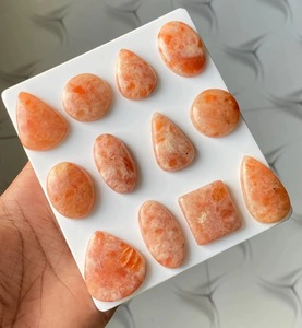 Lote de cabujones de cuarzo de piedra del sol natural, pulidos, con destellos naranjas, gemas sueltas de piedra del sol en formas variadas para la fabricación de joyas, colgantes y anillos. - Product Image 1