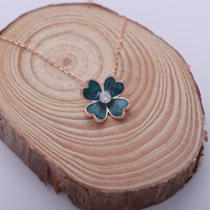 Colgante de Flor de Trébol con Esmalte Verde y Diamante Cultivado en Laboratorio Certificado por IGI, en Plata de Ley 925, Amuleto de la Suerte - Product Image 5