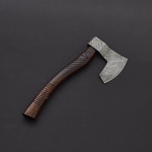Hache en acier damas forgée à la main avec manche en bois et étui en cuir pour la survie - Product Image 5